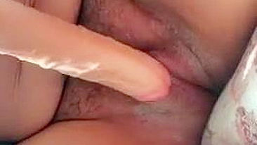 Mãe egípcia toca tetas caídas e buceta com consolo preferido