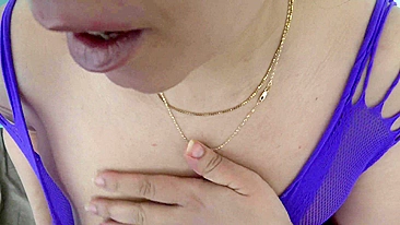 Mãe árabe atraente mostra tetas incríveis na câmera