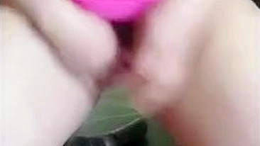 Diversão solo com consolo faz mãe árabe safada gozar esguichando