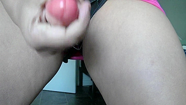 Senhora árabe excêntrica posa com strapon safado na frente da câmera