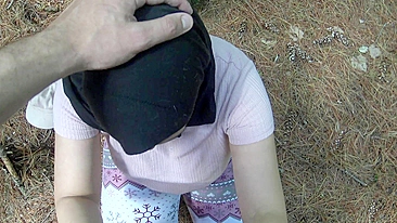 Mãe síria obediente tira tetas pra fora e pega no pau do cara no parque