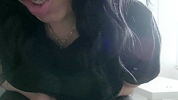 MILF árabe deslumbrante exibe melões suculentos em vídeo solo de punheta guiada