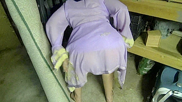 Mãe árabe chama amante pra meter de quatro no celeiro