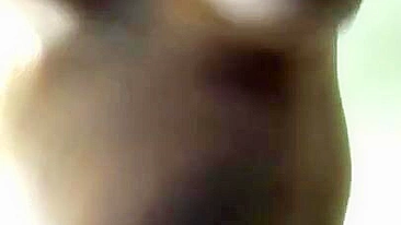 Peitos da mamãe árabe madura balançam na foda de quatro XXX