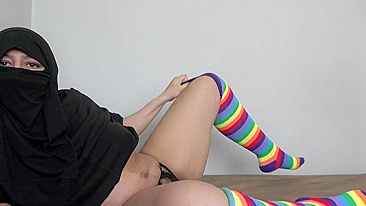 Mamãe árabe curvilínea e tarada se masturba com dildo XXX na frente da cam