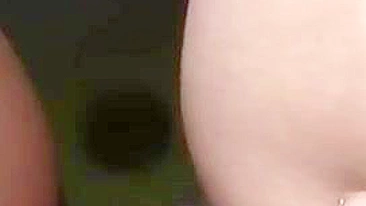 Mamãe árabe excêntrica mostra sem pudor a buceta XXX sentada no vaso