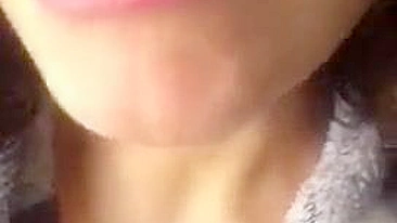 Mãe argelina chique de lábios sexies e tetas grandes esfrega a xota sedutora