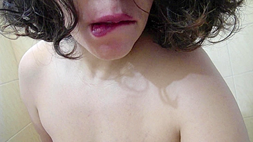 MILF árabe safada fala putaria testando vibrador no banho