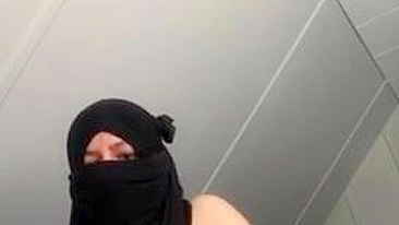 Mãe árabe peituda fala safadezas enquanto brinca sozinha com brinquedo novo