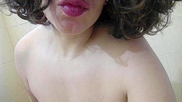 Mãe árabe curvilínea curte masturbação solo antes do banho