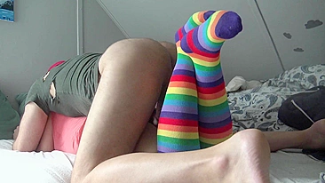 Iraniana de meias listradas tem a bucetinha XXX arrombada por cara tarado