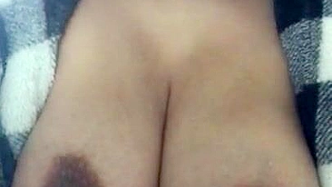Mãe árabe danada mostra tetas naturais XXX na frente da cam