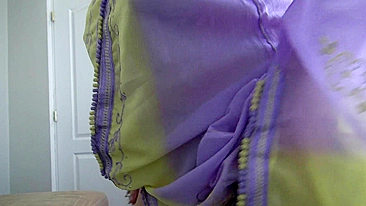 Mãe egípcia safada goza tocando a xota peluda com brinquedo