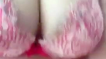 Mãe árabe gostosa de lingerie exibe peitões suculentos XXX na cam