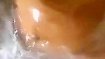 Mãe árabe exibe tetonas XXX relaxando pelada no banheiro