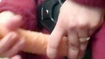 MILF árabe safada acaricia strapon XXX esperando o maridão