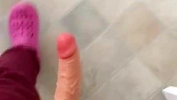 Mãe iraniana doida com câmera leva consolo XXX pro banheiro