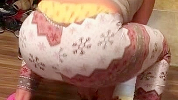 Mãe paquistanesa excitada balança bundão XXX na frente da câmera