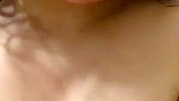 Diva árabe danada exibe peitos XXX e bunda suculenta na câmera