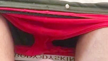 Mãe iraniana não sabe que enteado curte punheta XXX atrás dela