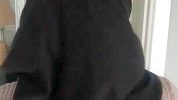 Mãe árabe louca brinca com as tetonas dela na frente da cam