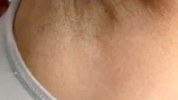 Mãe árabe quente exibe axilas depiladas safadas na câmera