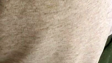 Mãe árabe amadora masturba pau do amigo do enteado com carinho