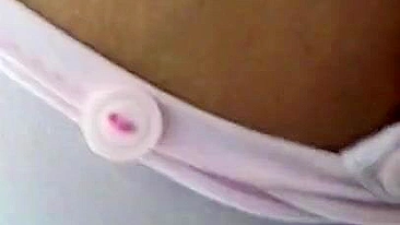 Cara tira calcinha da madrasta árabe e goza direto na buceta