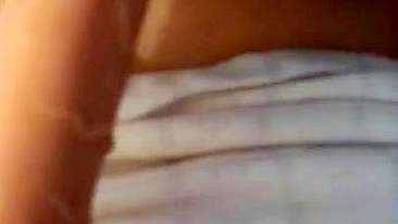 Garota árabe peituda adora consolo com tetas naturais grandes