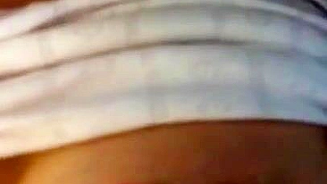 Garota árabe peituda adora consolo com tetas naturais grandes