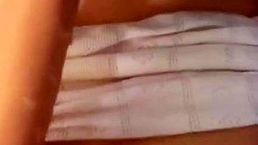 Garota árabe peituda adora consolo com tetas naturais grandes