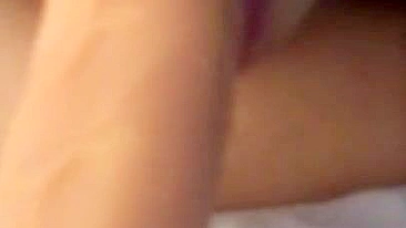 Garota árabe peituda adora consolo com tetas naturais grandes