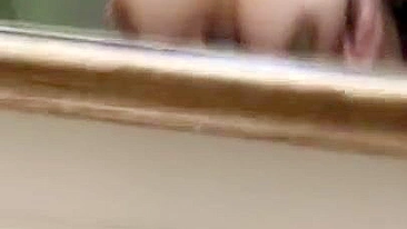 Tetas suculentas de mãe árabe balançam em rapidinha de quatro no banheiro