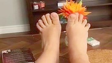 Garota iraniana safada exibe pés lindos relaxando na sala