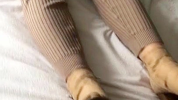 Senhora árabe mandona brinca com brinquedos eróticos no quarto