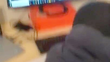 Chefe tem caso anal com secretária árabe em pose de quatro safada