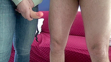 Esposa árabe usa consolo gigante enquanto ensina marido a se masturbar