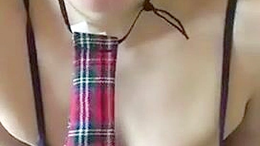 Mãe iraniana linda de peitos top mostra língua provocante