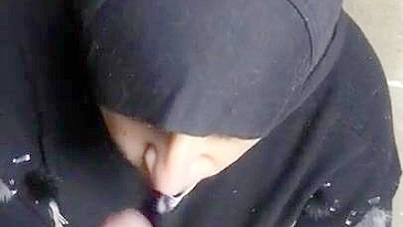 Mãe muçulmana de hijab cuida do pauzão do vizinho
