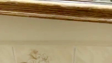 Mãe árabe submissa leva surra de pica rápida no banheiro