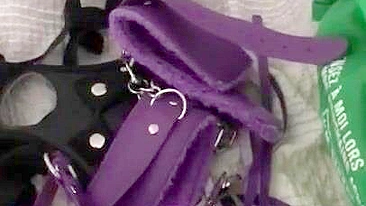 Mãe árabe doida mostra na cam sua coleção de brinquedos XXX