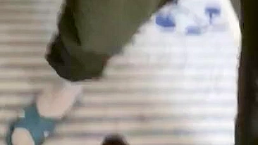 Mãe iraniana senta na cama e faz enteado beijar seus pés quentes XXX na câmera