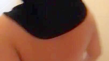 Mãe judia grávida de hijab experimenta safadezas no banheiro