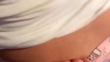 Mãe árabe se curva pra enteado dedar a vagina ao som dos gemidos XXX