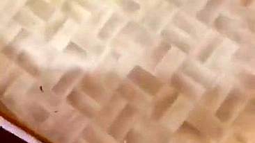 Cara espia e bate punheta pra madrasta iraniana XXX no banheiro