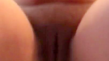 Mãe persa gordinha posa com a buceta peluda XXX em casa