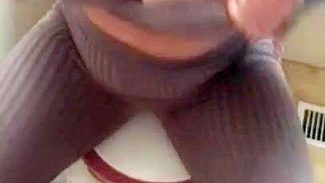 Mãe marroquina vai ao banheiro mostrar os tetões enormes