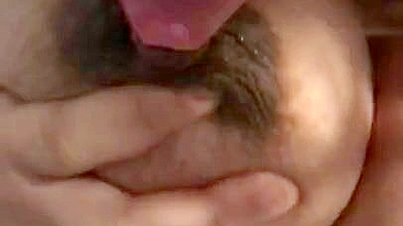 Grávida egípcia excitada brinca com os peitos enormes