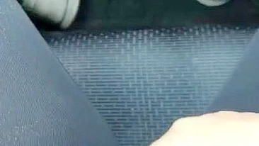 Vadia amadora se masturba no carro em vídeo árabe caseiro