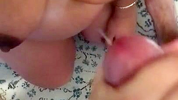 Namorada marroquina safada brinca com porra depois de mamar